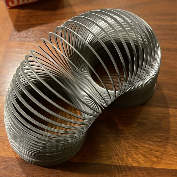 VINTAGE JAMES INDUSTRIES, INC SILVER SLINKY TOY WITH ORIGINAL BOX - CLASSIC! - Picture 2 of 12